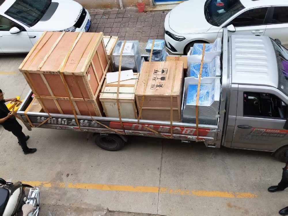 實(shí)驗(yàn)室設(shè)備發(fā)貨中